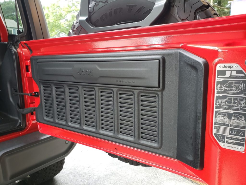 Install Mopar Tailgate Table Jeep JL |